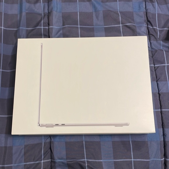MacBook Air box - Picture 1 of 3